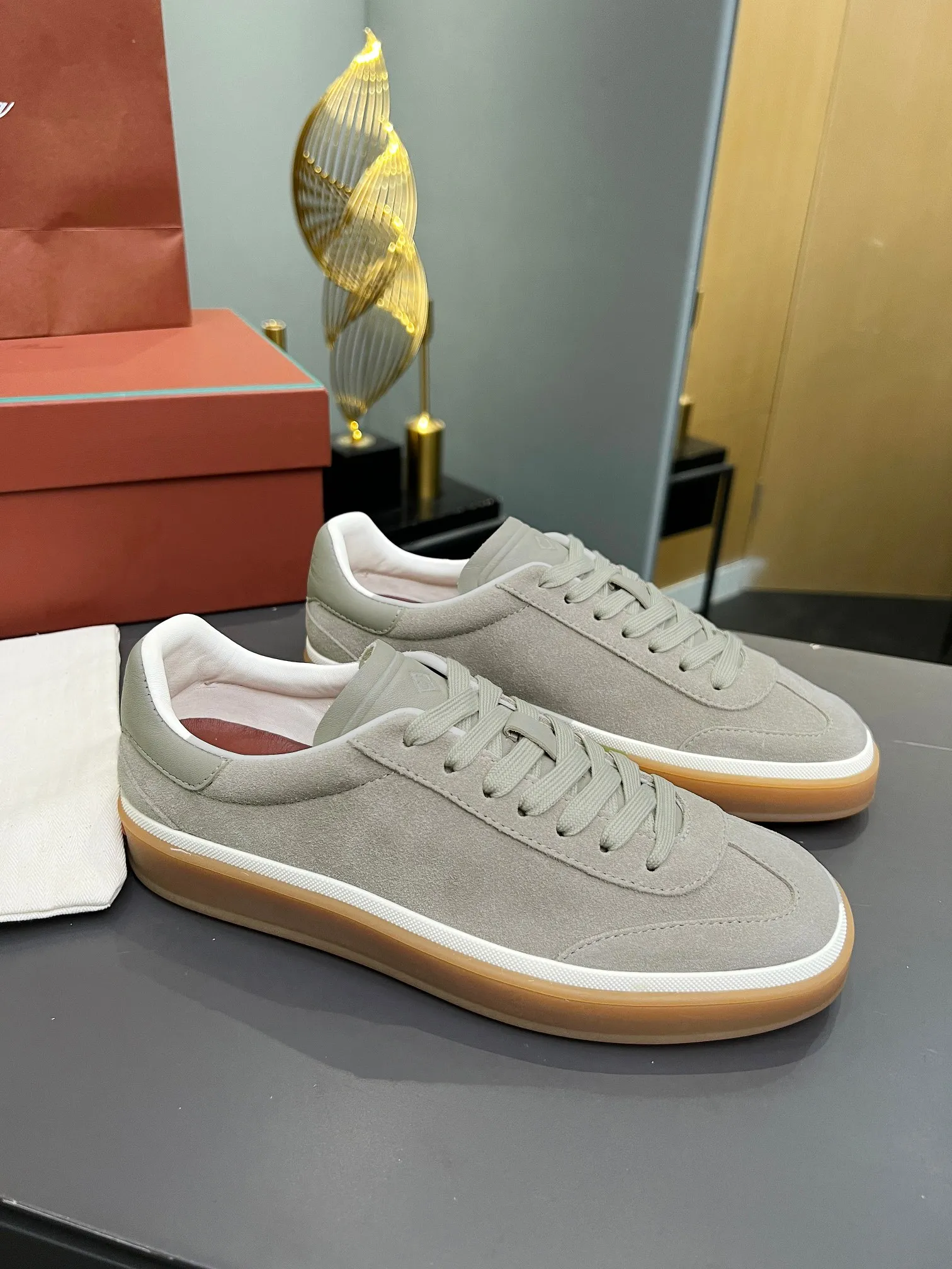 Men's shoes 💰600 purchasing agent, high version 🦅⛳️ Italy [Loro Piana] Tennis walk series LP couple's moral training shoes casual sports shoes sneakers 🎁🎁 Original purchase development and production This new suede tennis shoe adopts an ultra-low design, suitable for wearing all year round 👫👫 The wrapped sole creates an effortlessly attractive color combination that harmoniously blends functionality with understated style, making it the ideal shoe for urban wear. Soft calfskin tongue with Kummel color insert at the heel, cotton lace upper with embossed LP logo, cowhide suede sole, rubber-lined calfskin ✦Upper: imported first-layer cowhide➕customized original cowhide ✦lining: cowhide lining➕cowhide insole ✦sole: original molded TPR ultra-light outsole ✦packaging: original complete package ✦Female size: 35--40 ✦Male size: 39--45